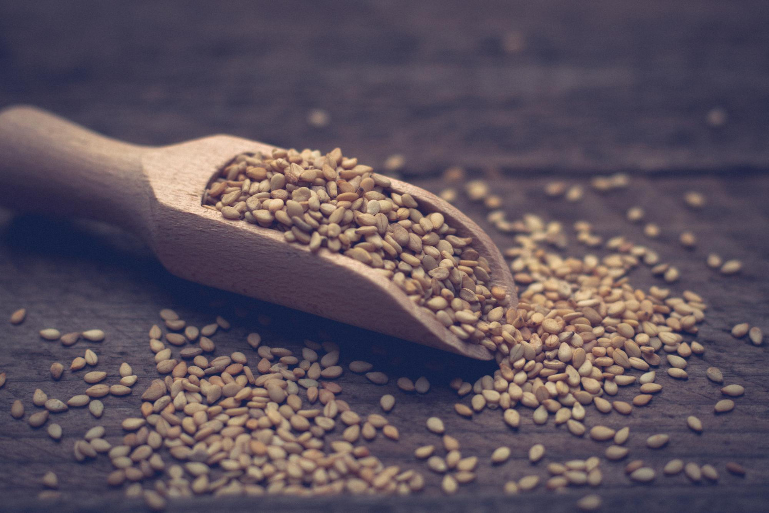 Aceite de ajonjolí tostado vs. ajonjolí crudo: diferencias, usos y beneficios en la cocina saludable